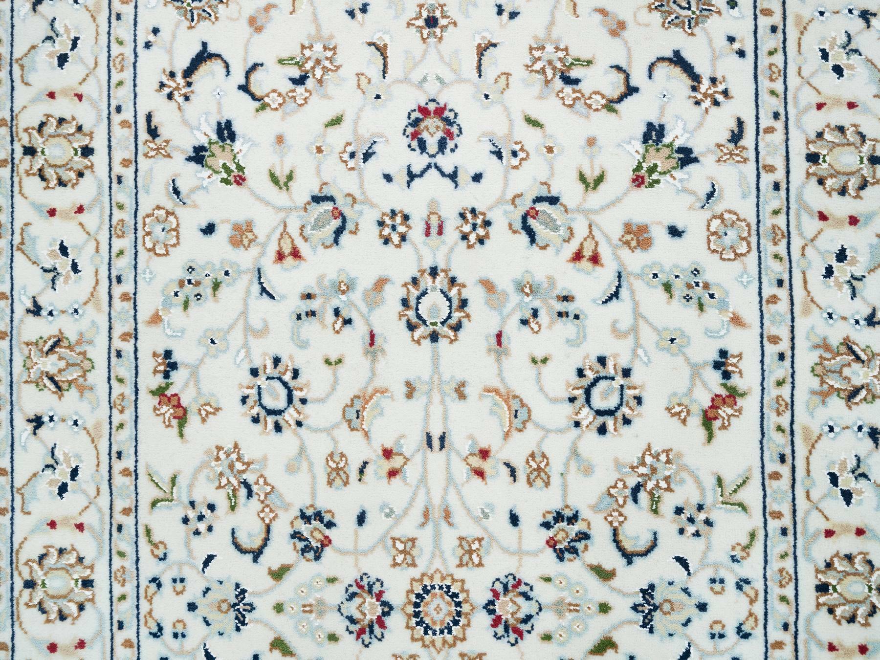 Traditional Rugs LUV588447